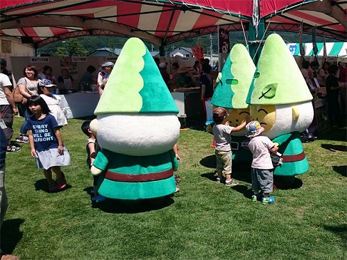 写真3：子ども達と触れあうぬまたんち