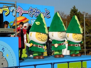 写真5：ステージでPRするぬまたんち