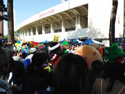 写真3：スタジアム前