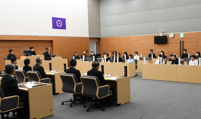 答弁を行う星野市長写真
