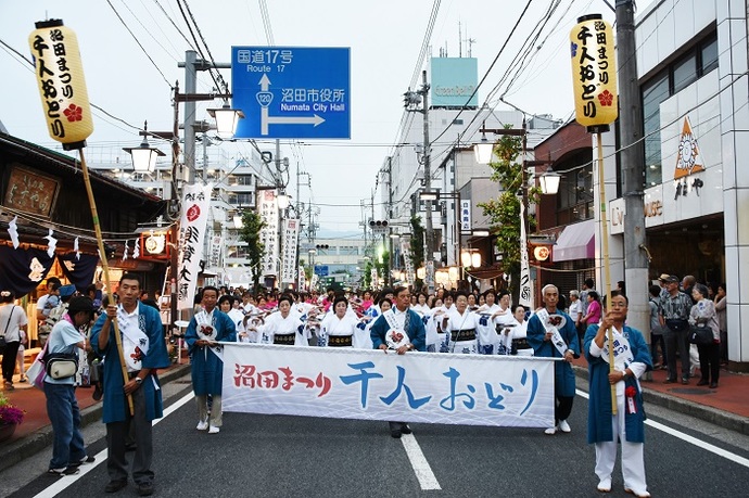 千人おどりを正面から見た様子