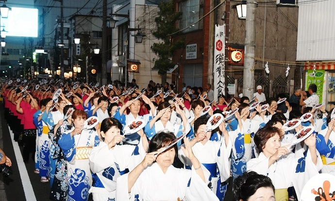 千人おどり踊り手の様子