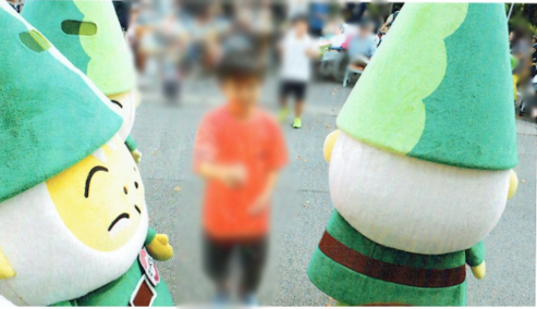 写真　ぬまたんちとおともだちが触れ合う様子
