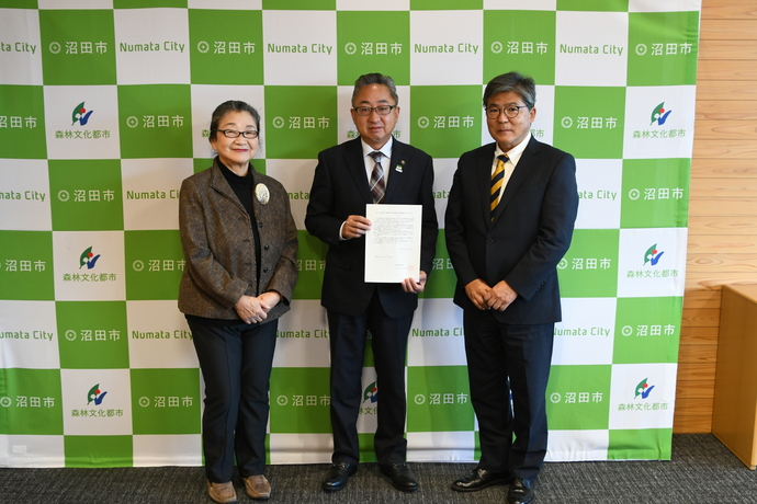 沼田市長に意見書を提出しました。