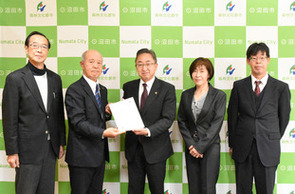 左から高田委員、川端委員長、星野市長、左部副委員長、倉澤委員　写真