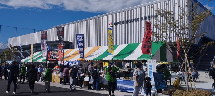 オープンハウスアリーナの前に出店する沼田市のテントの様子