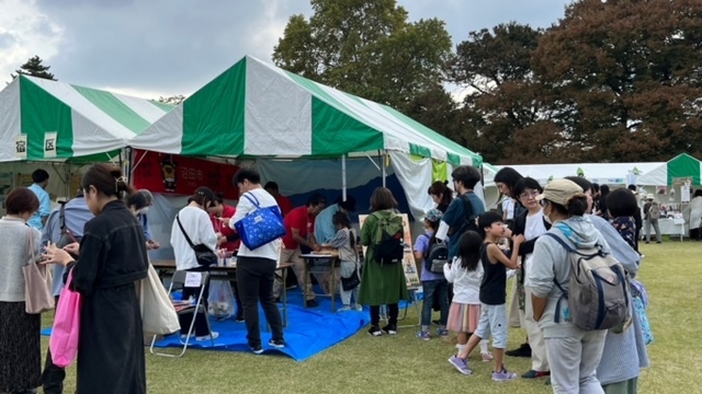 出店テントの行列の様子