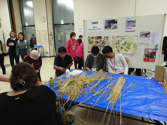 JA利根沼田職員によるわら細工ワークショップの様子