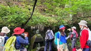 清水で喉を潤す参加者