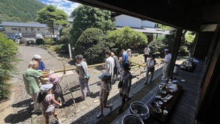流しそうめんを楽しむ参加者