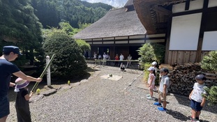 スイカ割りをする子どもたち