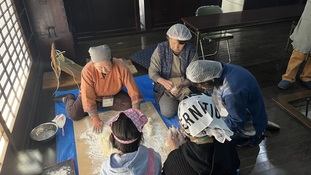 持ちをのしてる様子
