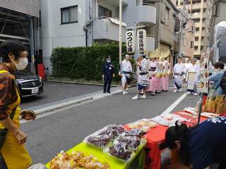 路上で踊る団体の様子