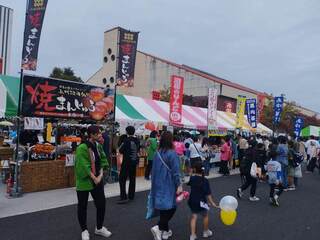 沼田市のテントの前で呼び込みをする太田市の職員