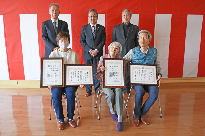 数え年で100歳を迎える48人をお祝い写真