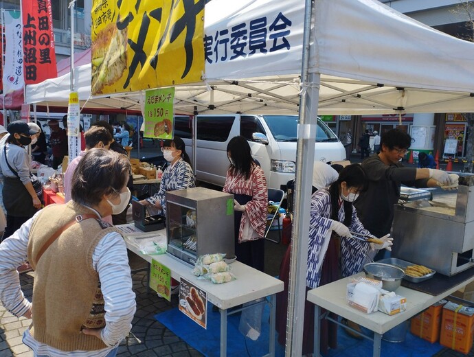 利根実業高校の生徒によるえだまメンチの販売の様子