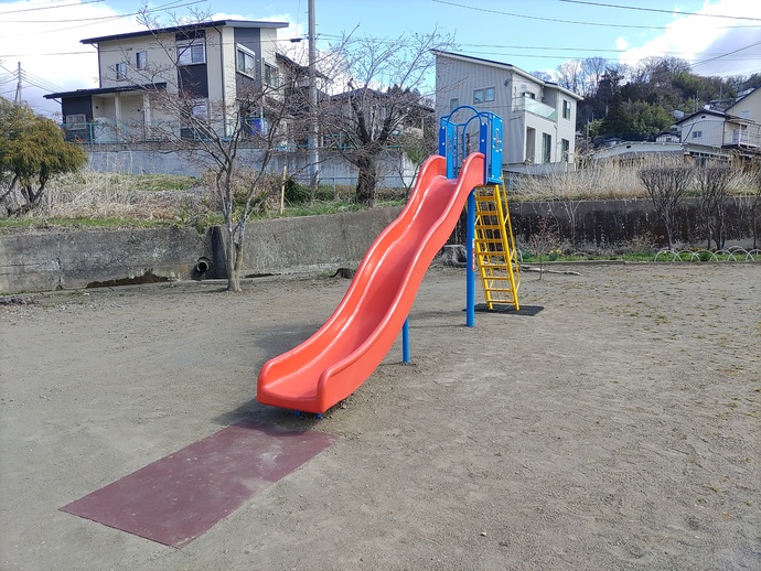 画像：1方向大型滑り台（ウェーブ）